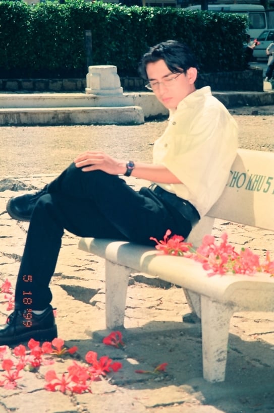 Năm 1999, Đan Trường bắt đầu vươn lên vị trí ngang hàng với Lam Trường bằng một loạt bản hit.
